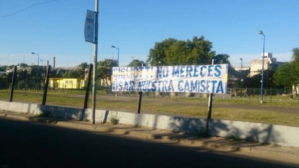 &ldquo;Gigliotti no merec&eacute;s usar nuestra camiseta&rdquo;, rezaba el cartel.