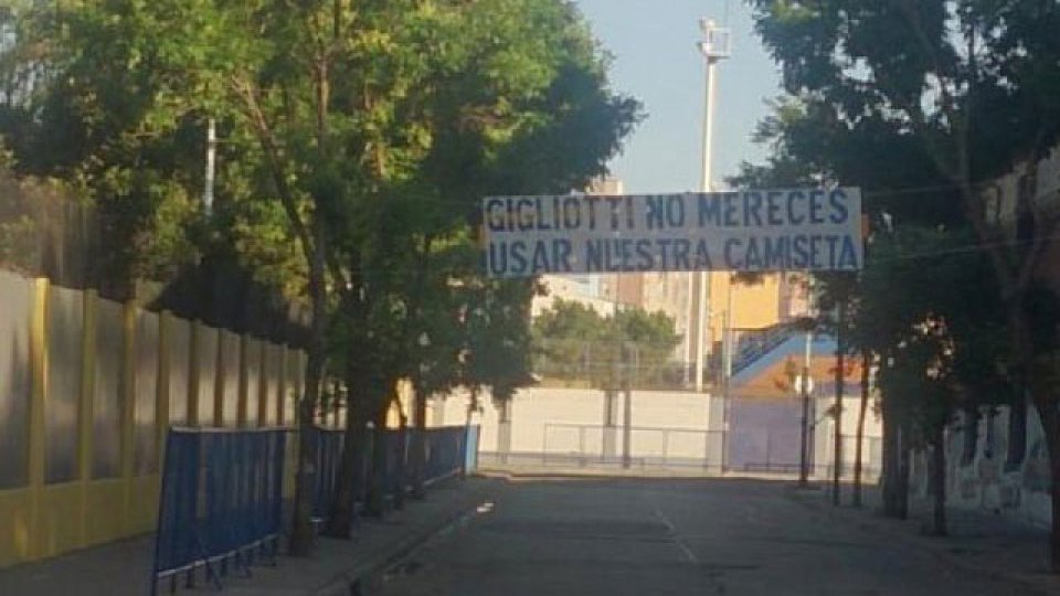 &ldquo;Gigliotti no merec&eacute;s usar nuestra camiseta&rdquo;, rezaba el cartel.