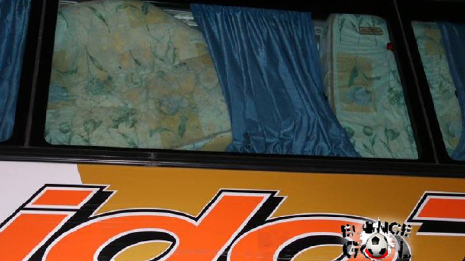 Dañaron el micro de Atlético Paraná.