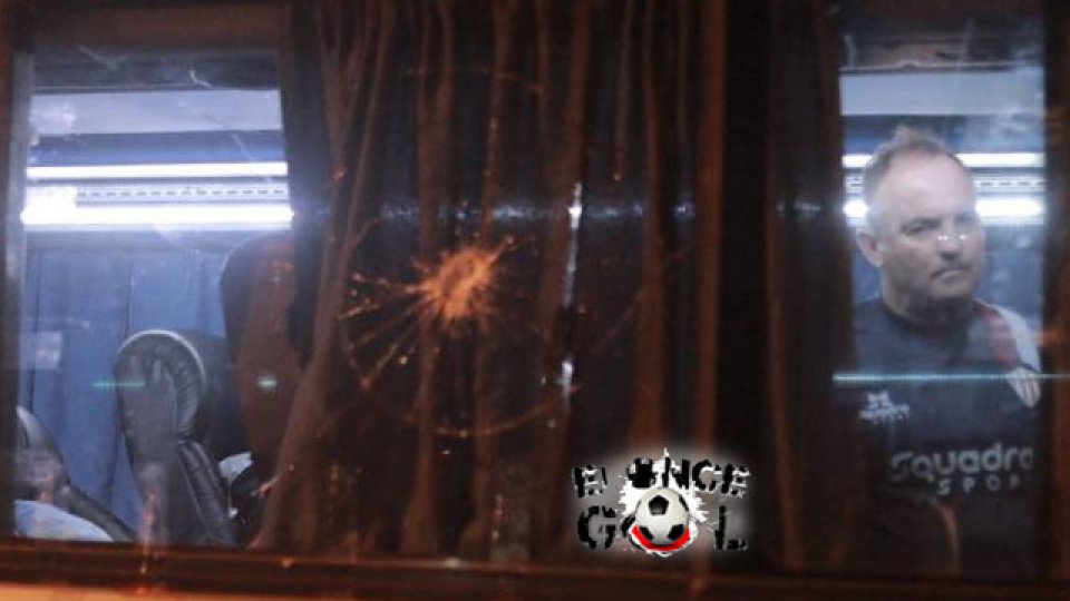 Dañaron el micro de Atlético Paraná.