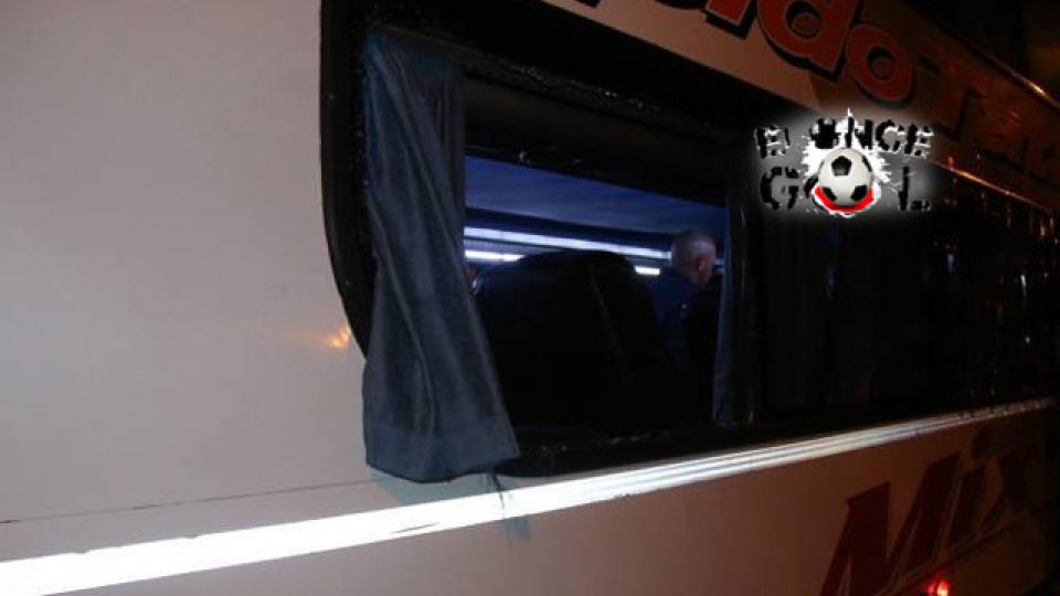 Dañaron el micro de Atlético Paraná.