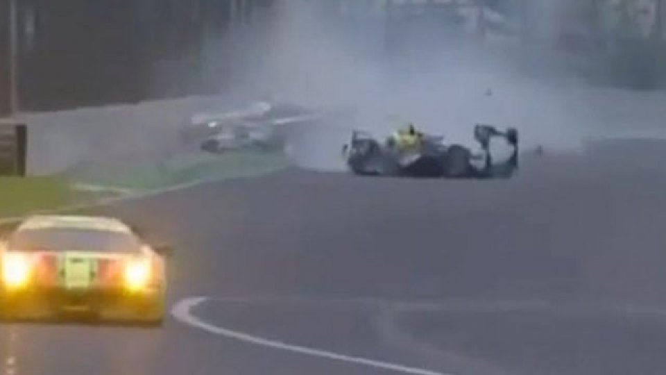 Mark Webber sufri&oacute; un tremendo accidente en Brasil.