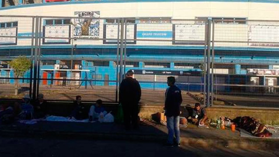 Los hinchas de Racing para conseguir una entrada.