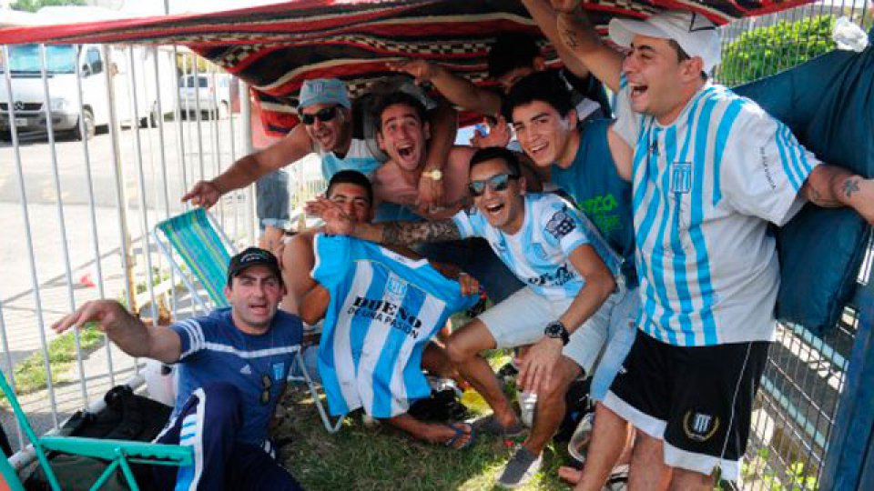 Los hinchas de Racing para conseguir una entrada.