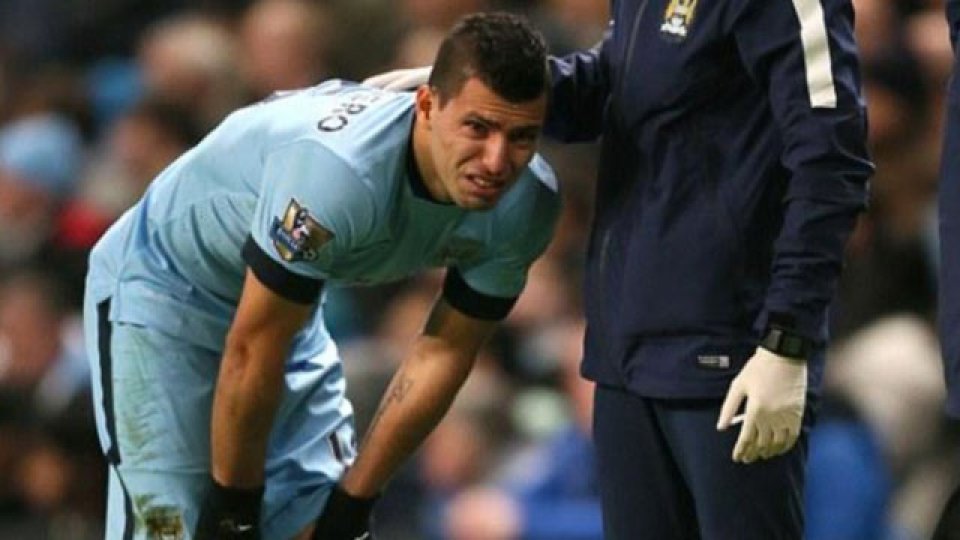 El Kun tomándose la rodilla izquierda.