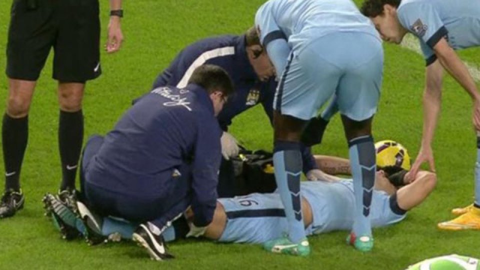 Sergio Agüero sintió un fuerte dolor en la rodilla.