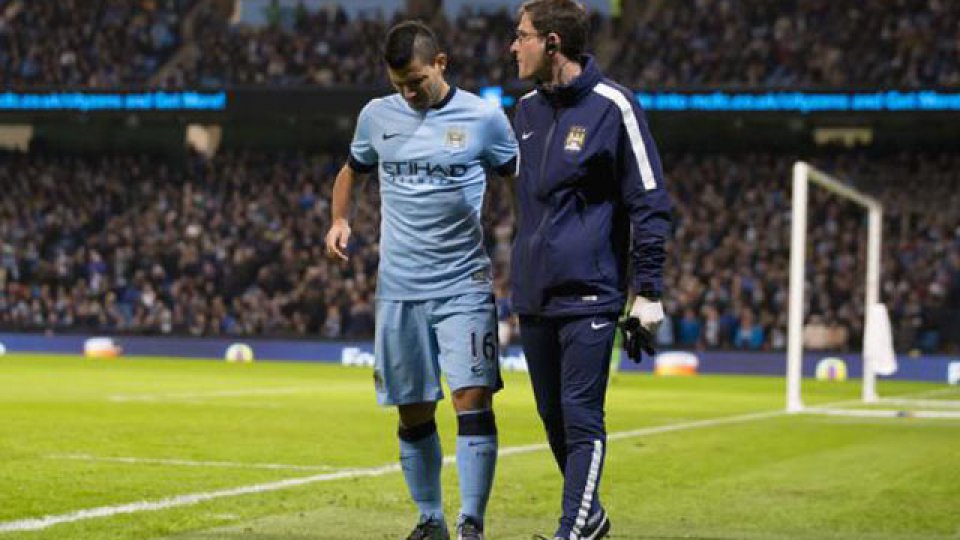 Sergio Agüero sintió un fuerte dolor en la rodilla.