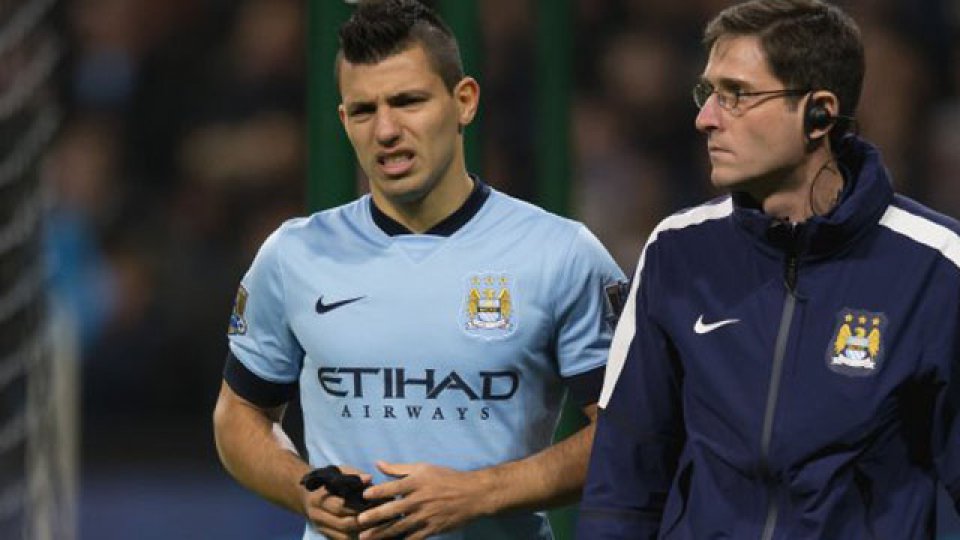 Sergio Agüero sintió un fuerte dolor en la rodilla.