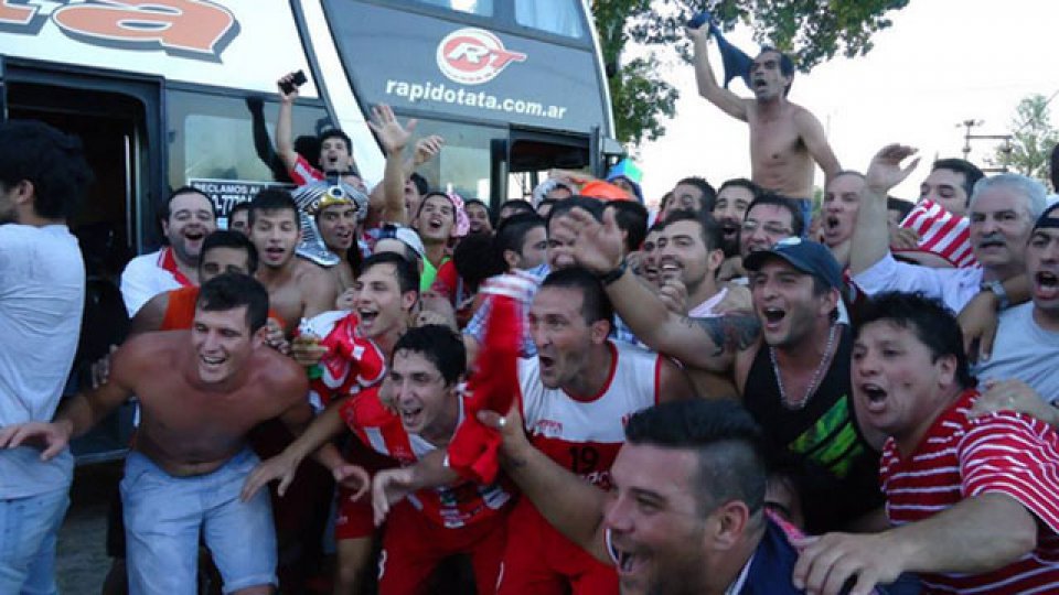 El plantel Decano fue recibido por los hinchas tras el histórico ascenso.