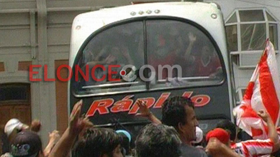 El plantel Decano fue recibido por los hinchas tras el histórico ascenso.