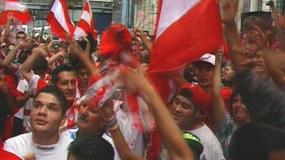 El plantel Decano fue recibido por los hinchas tras el histórico ascenso.