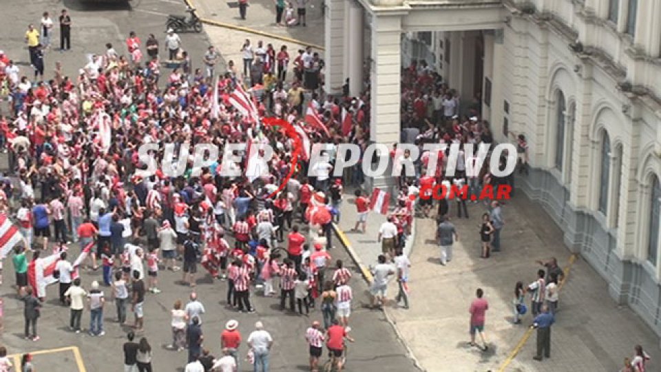 Los hinchas del Decano celebraron junto a los jugadores y al cuerpo técnico.