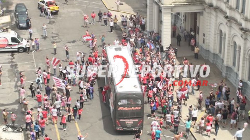 Los hinchas del Decano celebraron junto a los jugadores y al cuerpo técnico.