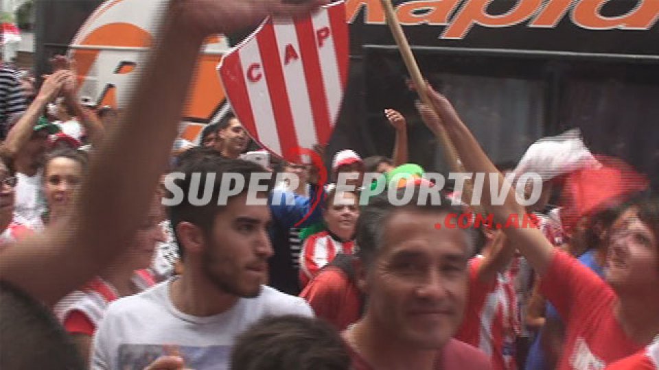 Los hinchas del Decano celebraron junto a los jugadores y al cuerpo técnico.