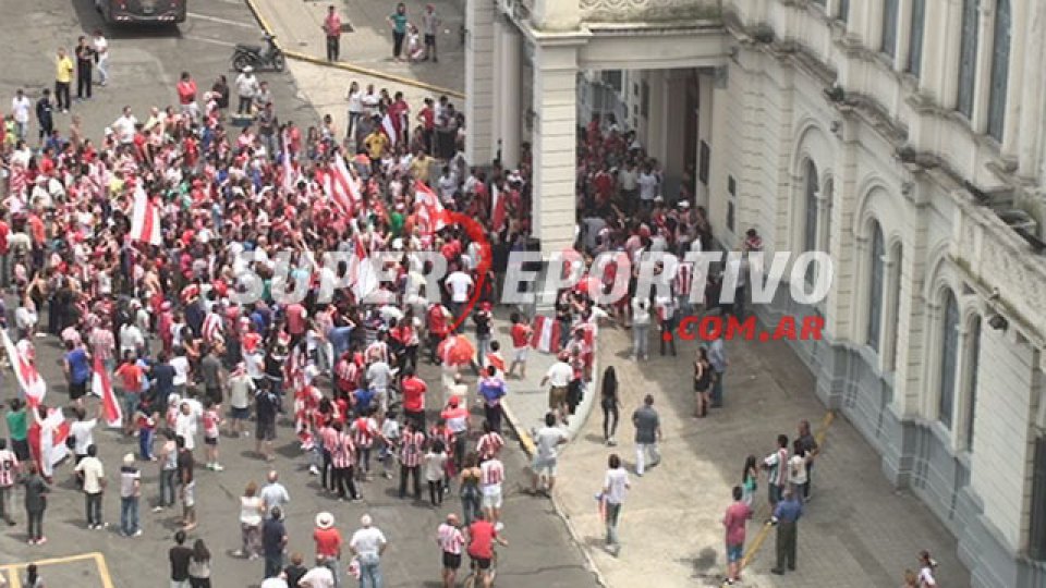 Los hinchas del Decano celebraron junto a los jugadores y al cuerpo técnico.