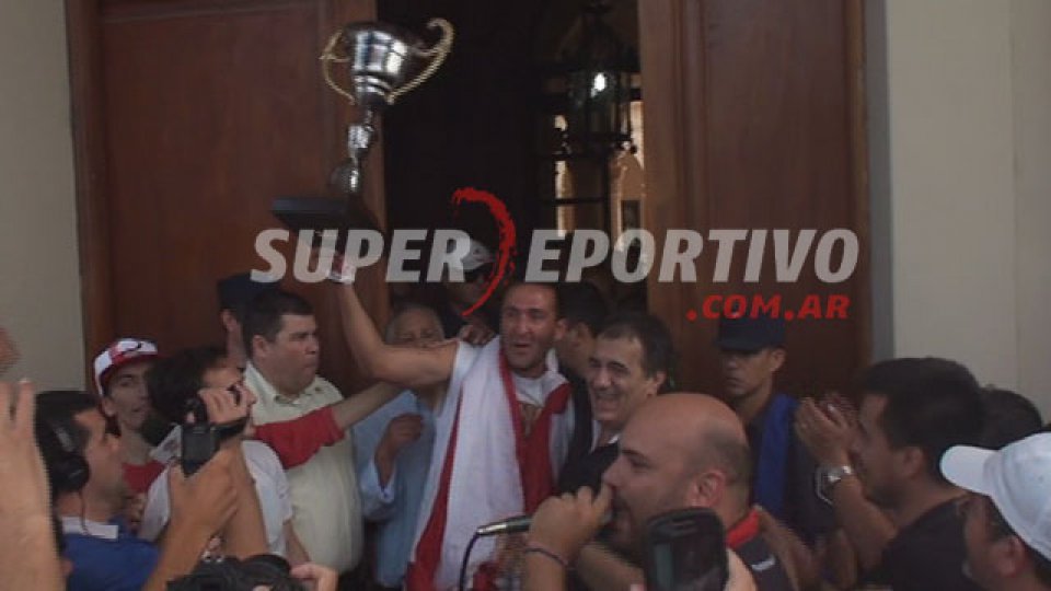 Los hinchas del Decano celebraron junto a los jugadores y al cuerpo técnico.