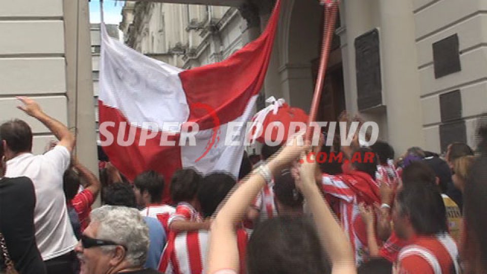 Los hinchas del Decano celebraron junto a los jugadores y al cuerpo técnico.