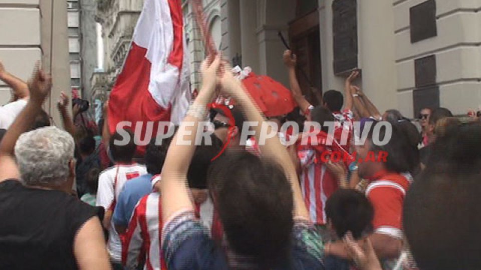 Los hinchas del Decano celebraron junto a los jugadores y al cuerpo técnico.