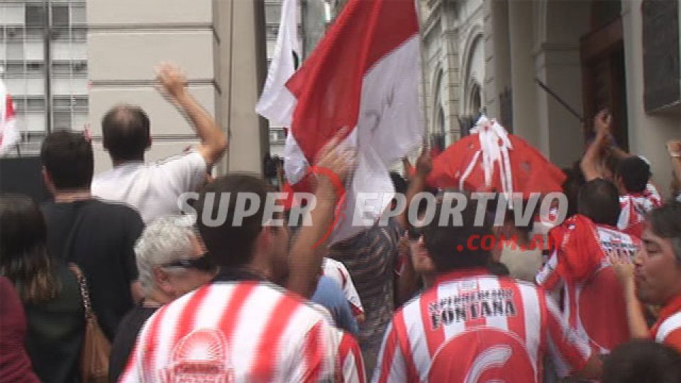 Los hinchas del Decano celebraron junto a los jugadores y al cuerpo técnico.
