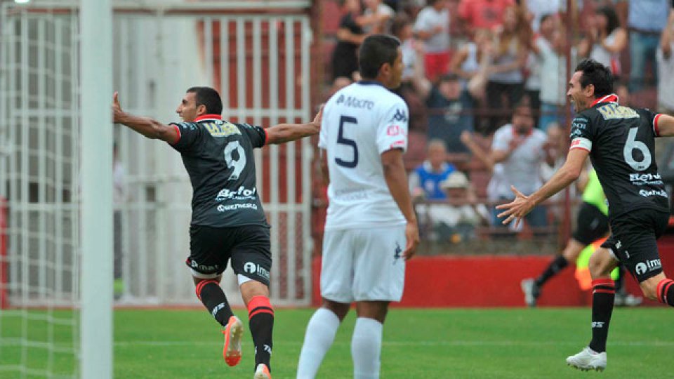 Huracán se impuso 4-0 sobre Independiente Rivadavia.