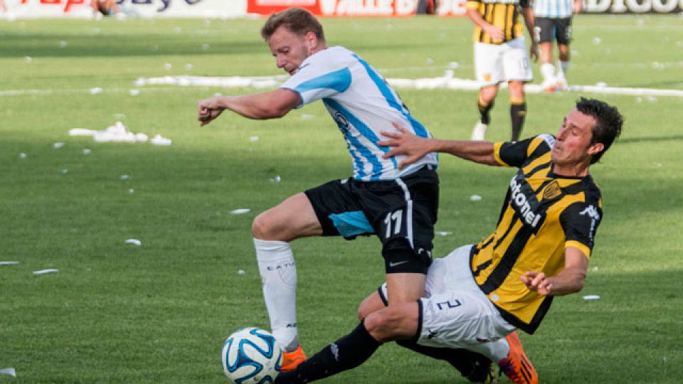 Atlético Tucumán goleó 4-1 a Santamarina.