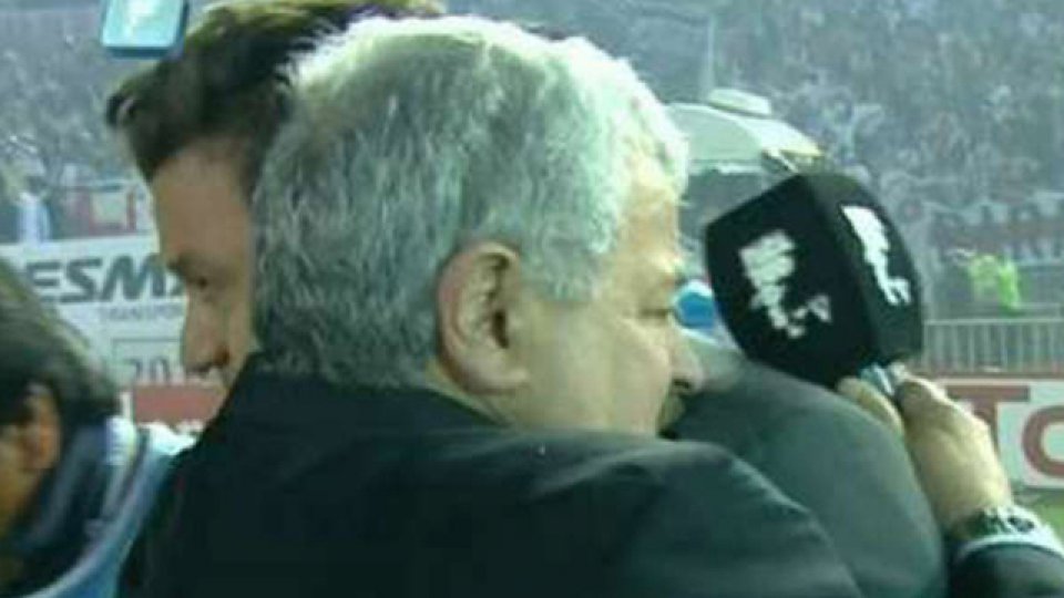 El DT y Tití se abrazan emocionados. Ambos sufrieron grandes perdidas este año.