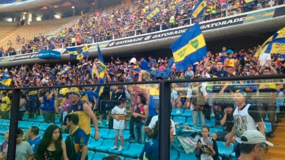 Los hinchas de Boca celebran en la Bombonera.