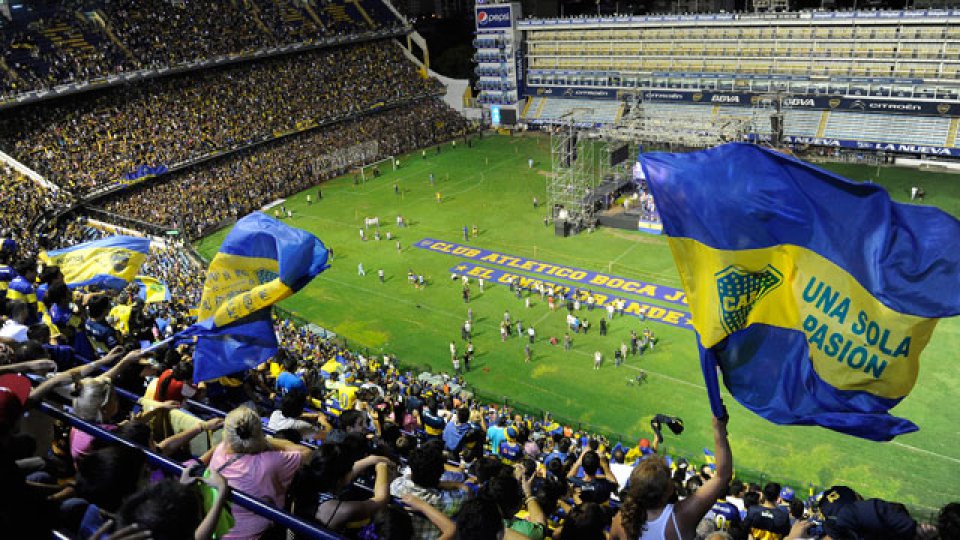 Los hinchas de Boca celebran en la Bombonera.
