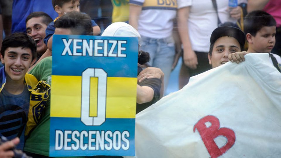 Los hinchas de Boca celebran en la Bombonera.