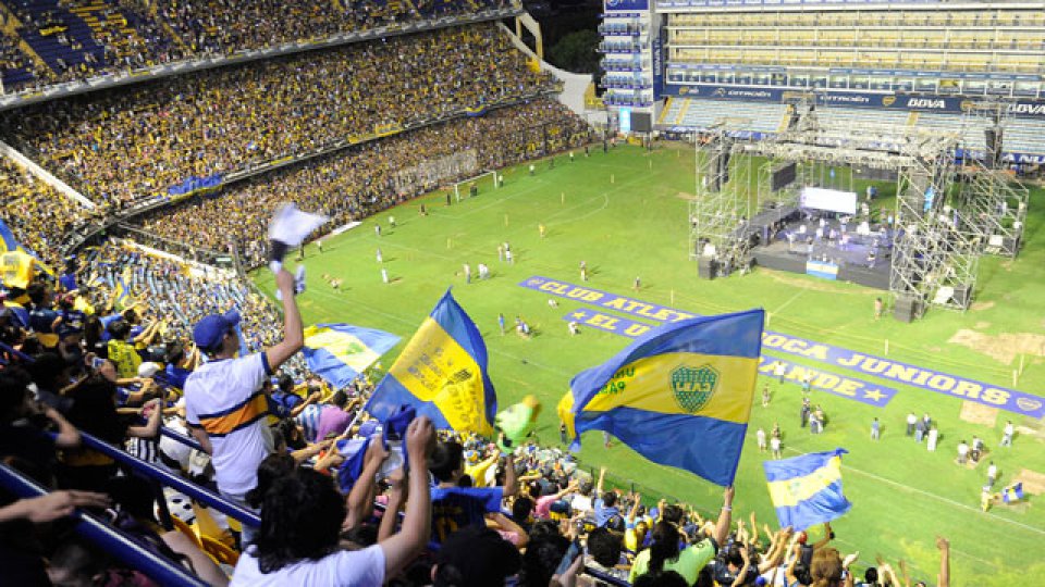 Los hinchas de Boca celebran en la Bombonera.