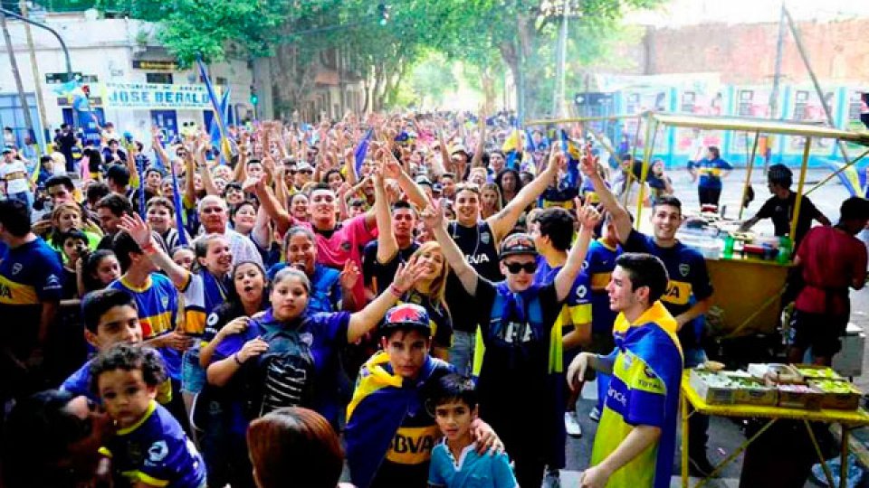 Los hinchas de Boca celebran en la Bombonera.
