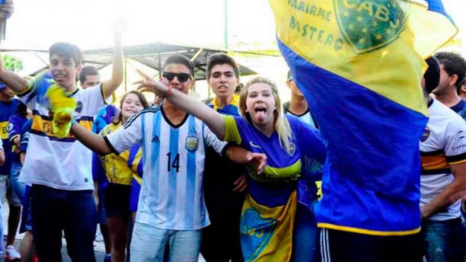 Los hinchas de Boca celebran en la Bombonera.