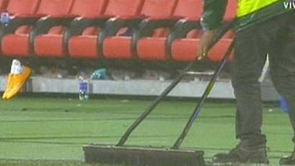 Con secadores quitan el agua del terreno de juego.