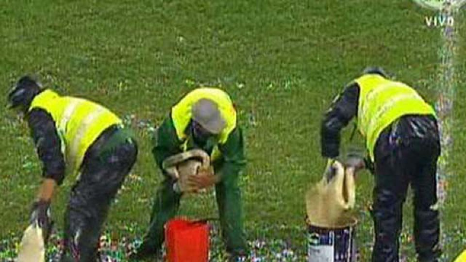 Con esponjas quitan el agua del terreno de juego.