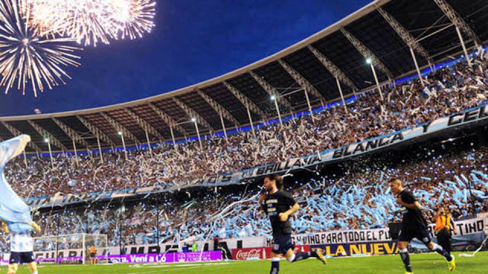 La Salida de Racing ante un Cilindro repleto.