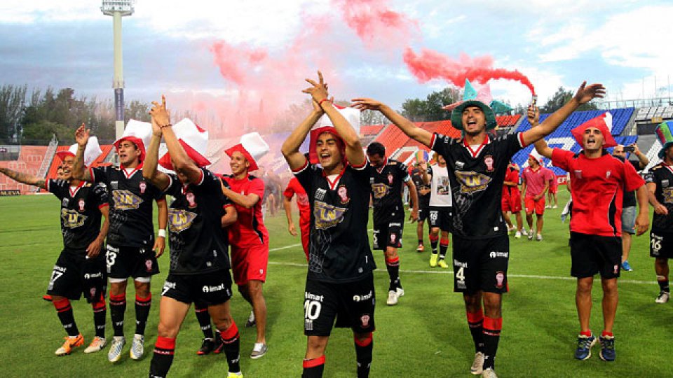 El Globo celebra un nuevo ascenso a la máxima categoría del fútbol argentino.
