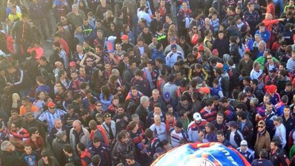 Los hinchas le hacen el aguante al Cuervo en Marruecos.