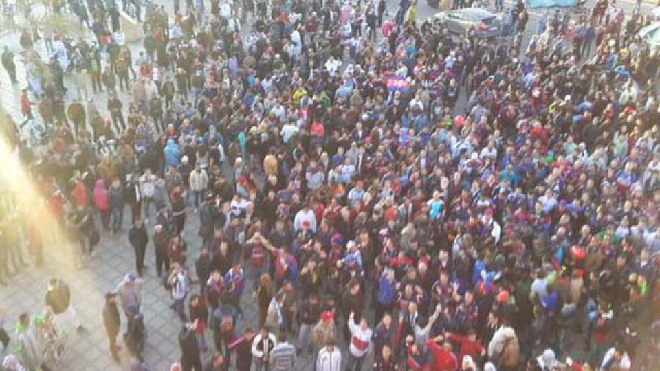 Los hinchas le hacen el aguante al Cuervo en Marruecos.