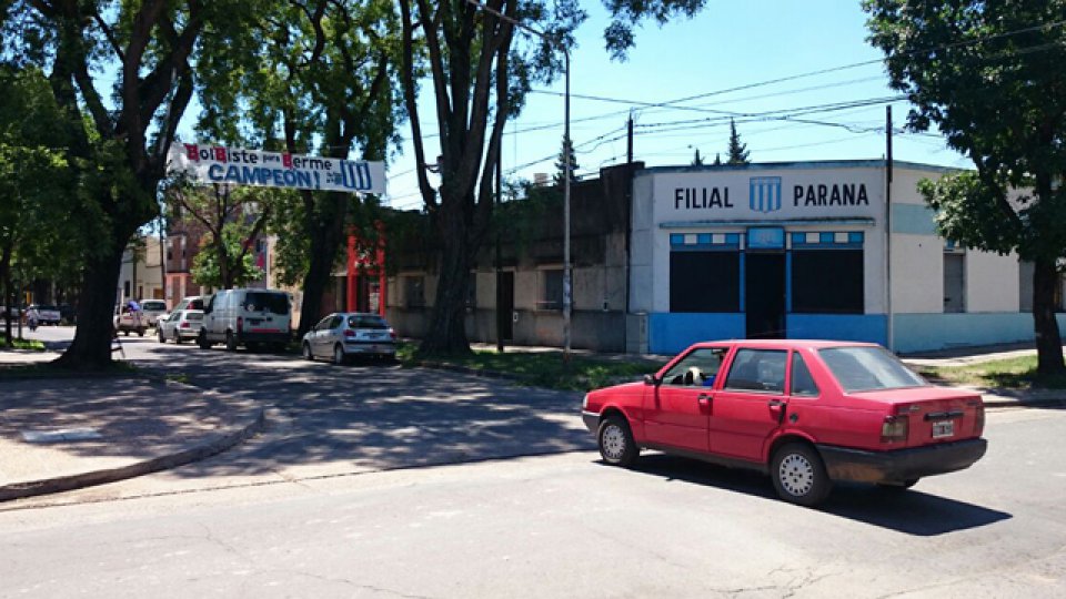 los hinchas de Racing recuerdan el paso del Rojo por la B.