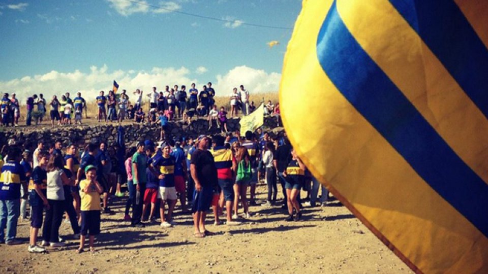 Buen recibimiento al plantel de Boca en Tandil.