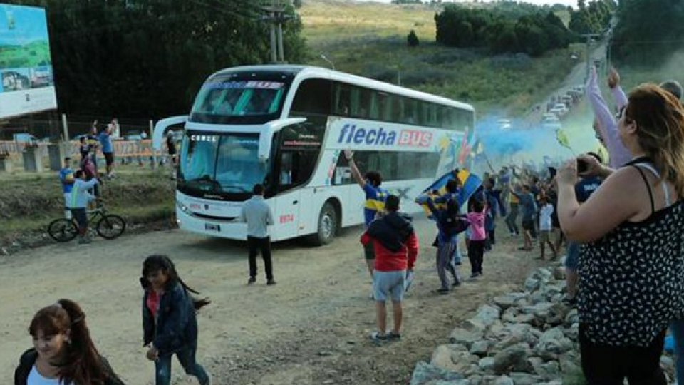 Buen recibimiento al plantel de Boca en Tandil.