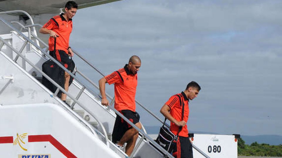 El plantel Millonario desciend del avi&oacute;n en el que viaj&oacute; Punta del Este.