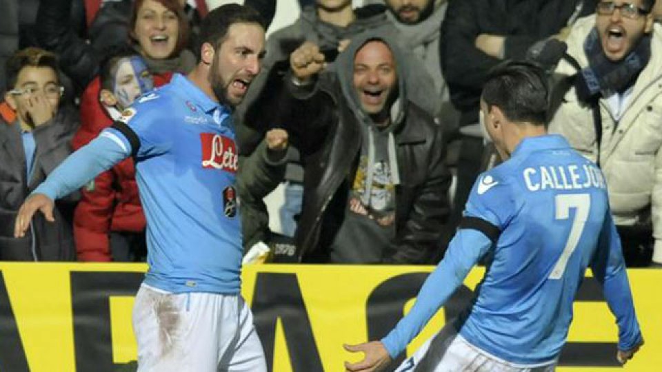 El Pipita celebrando su segundo gol de la tarde en Cesena.