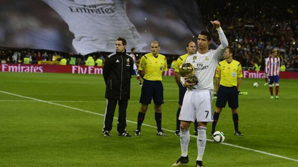 Cristiano Ronaldo mostró su premio.