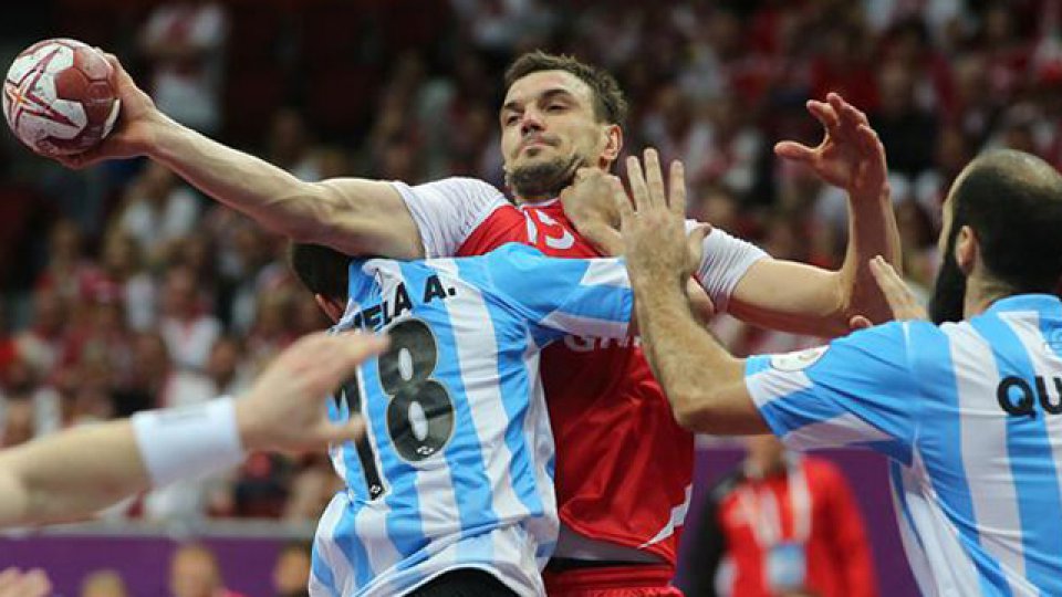 La selección argentina, en acción ante Polonia.