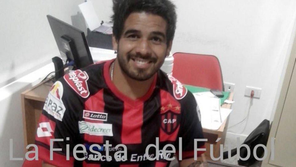 Luego del partido Jara estamp&oacute; su firma. (Foto: La Fiesta del F&uacute;tbol)