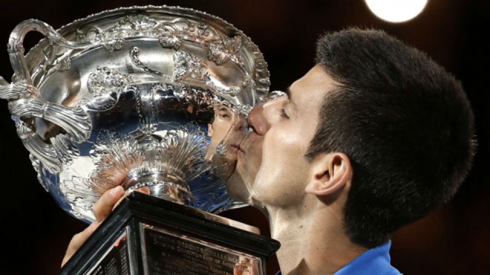 Djokovic besa el trofeo que ya levantó en cinco ocasiones en Australia.