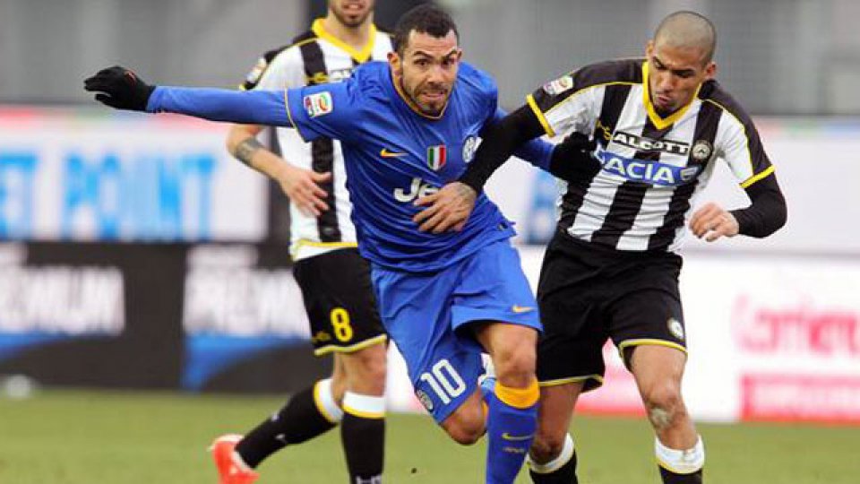 Tevez intenta dejar en el camino a Marques Loureiro Allan, del Udinese.