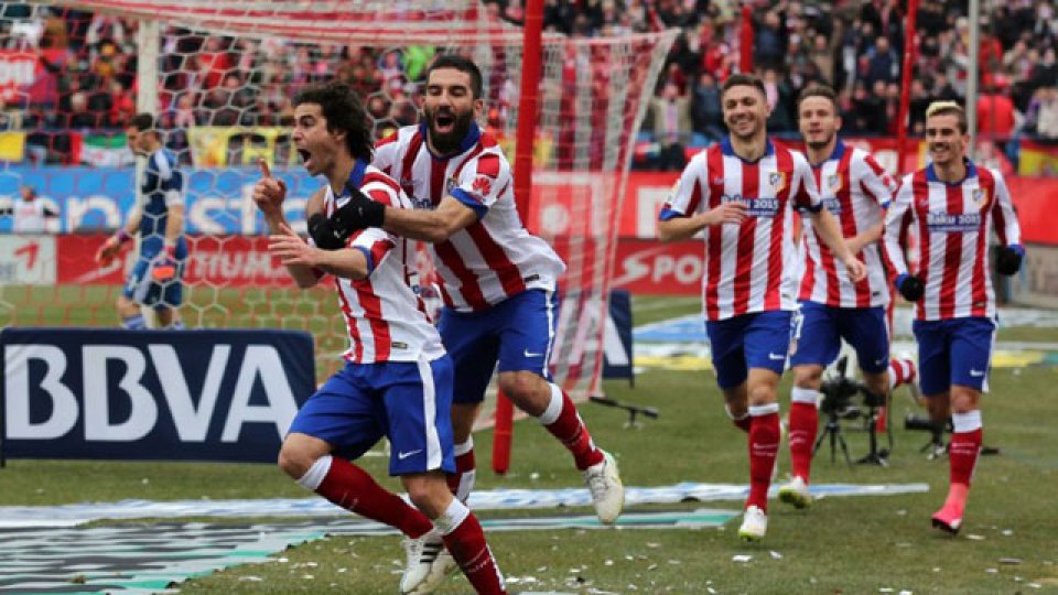 ATL&Eacute;TICO MADRID. Los jugadores celebran la victoria.
