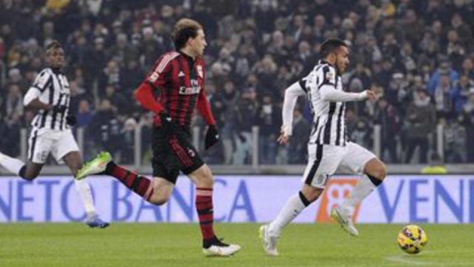 Tevez ya se le escapó a Paletta y se encamina a su gol.